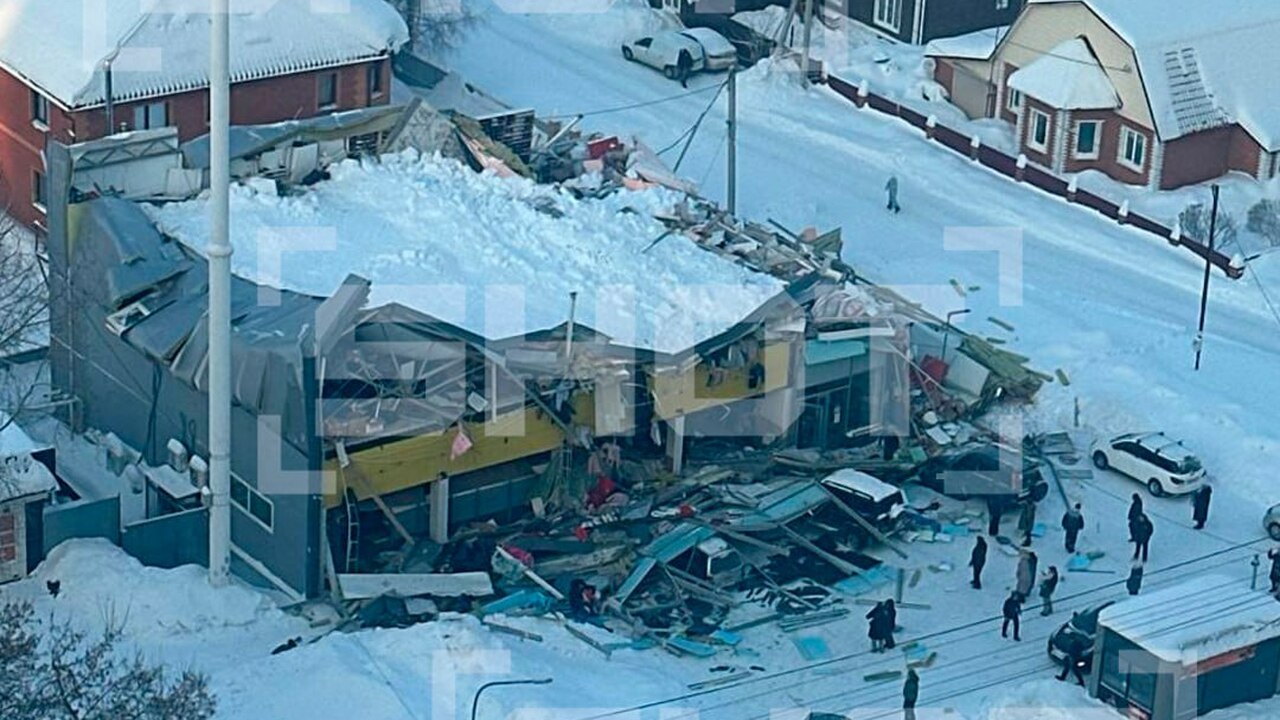 Крыша ТЦ обрушилась из-за снега в Новосибирске....