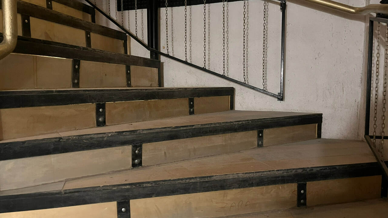 Её решение, а должны мы: соседка надраивает лестничные пролеты и требует возмещения затрат Соседка так зациклилась на чистоте, что каждый ...