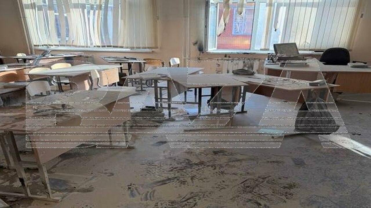 Пять учеников и учитель пострадали при нападени...