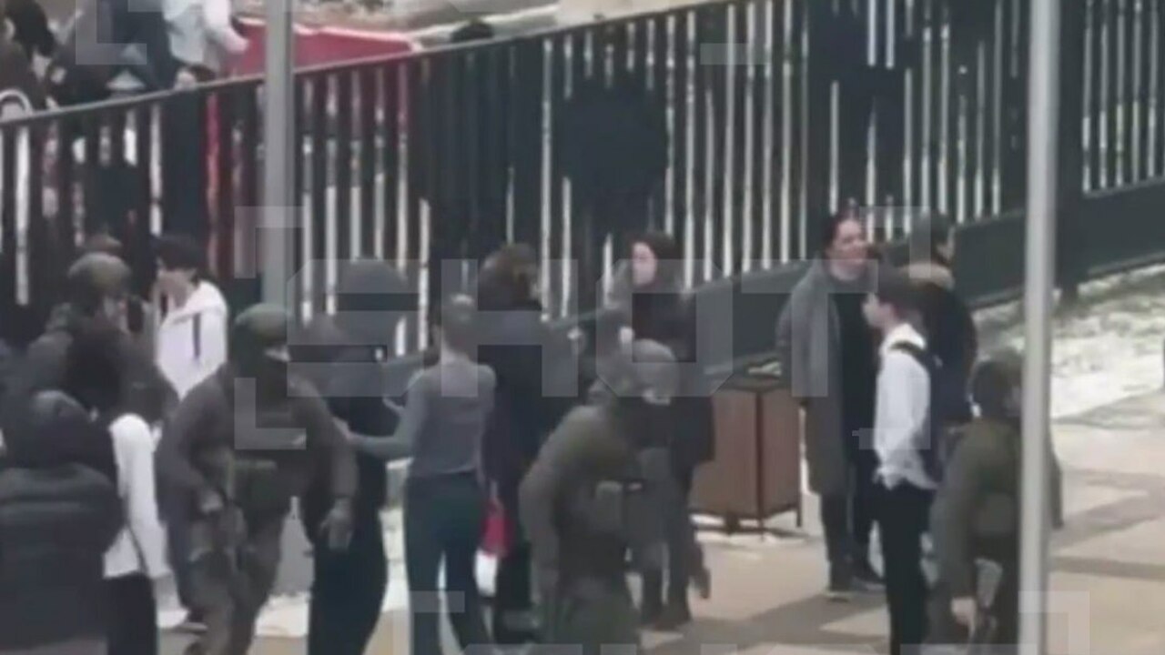 Подросток с ножом напал на элитную школу в Подмосковье, есть жертвы По данным SHOT, подросток с ножом напал на Успе...