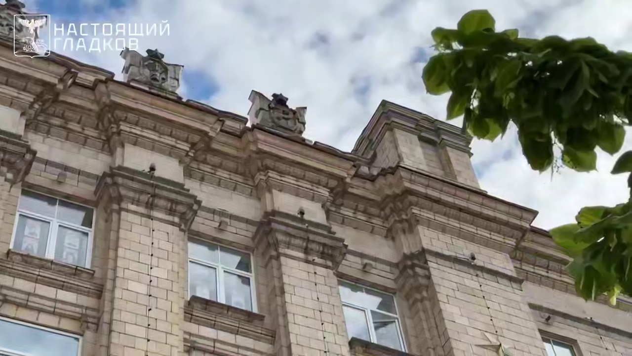 В Белгороде беспилотник атаковал здание правительства области Беспилотник атаковал здание правительства Белго...