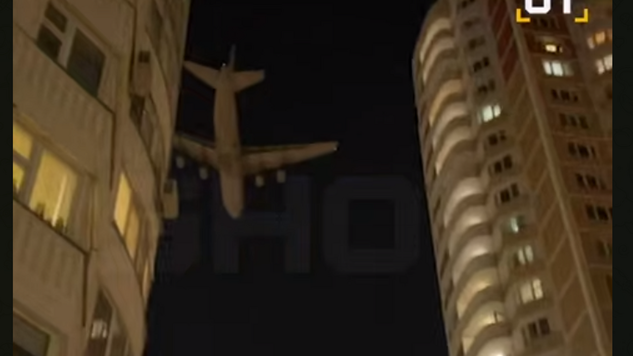 Из-за атаки БПЛА в Новой Москве самолёт пролете...