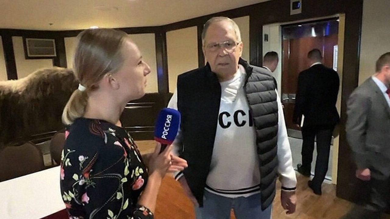 Путин пошутил о свитере Лаврова с надписью «СССР» Президент России Владимир Путин в шутку назвал ...