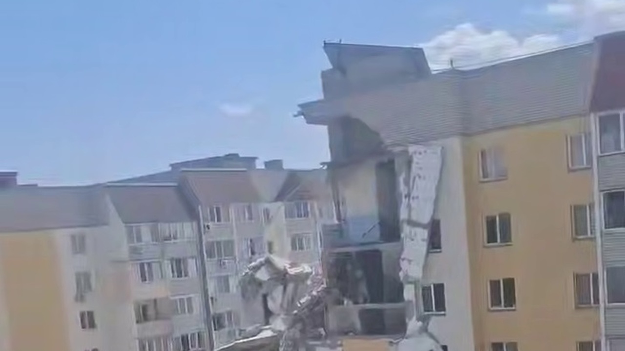 В подъезде жилого 10-этажного дома в Саратове п...