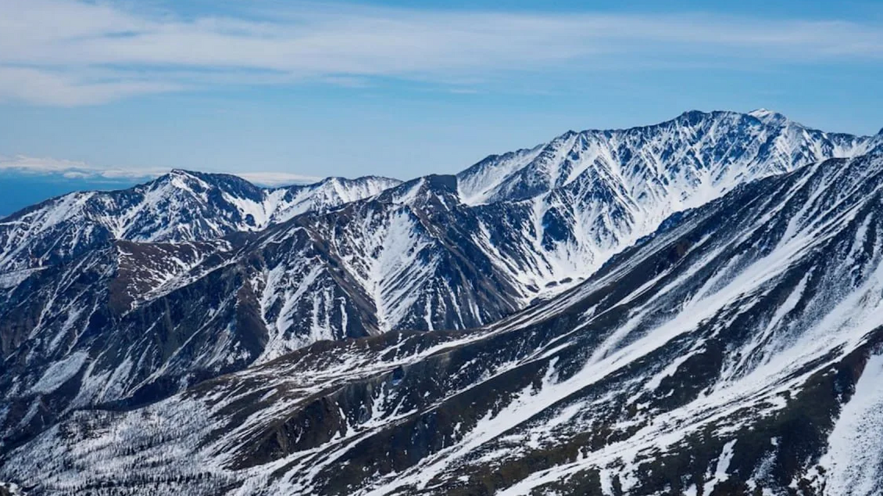 На бурятской горе Мунку-Сардык лавина накрыла ч...