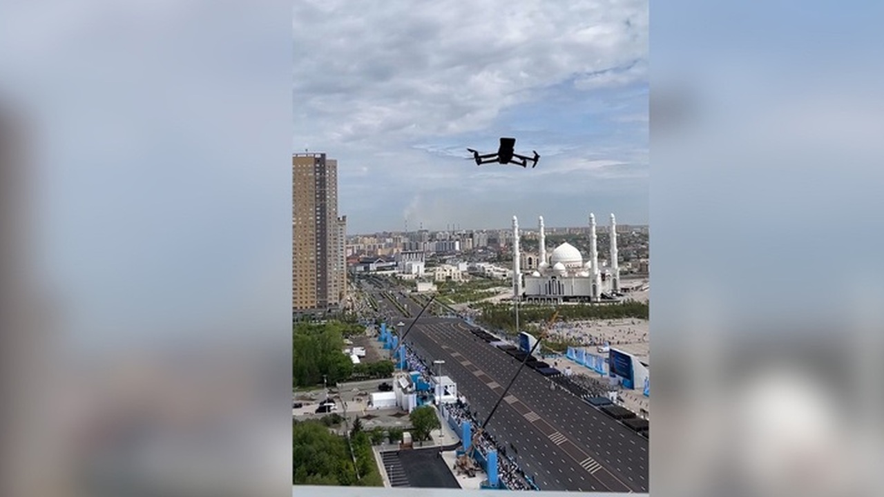 В Астане дрон попросил снимавшую парад Победы женщину закрыть окно В Астане беспилотник подлетел к окну жилого дом...