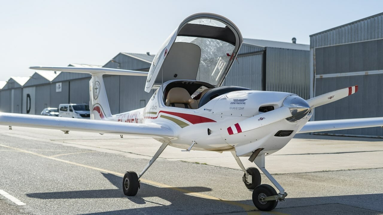 Три человека погибли при крушении учебного самолета Три человека погибли при крушении учебного само...