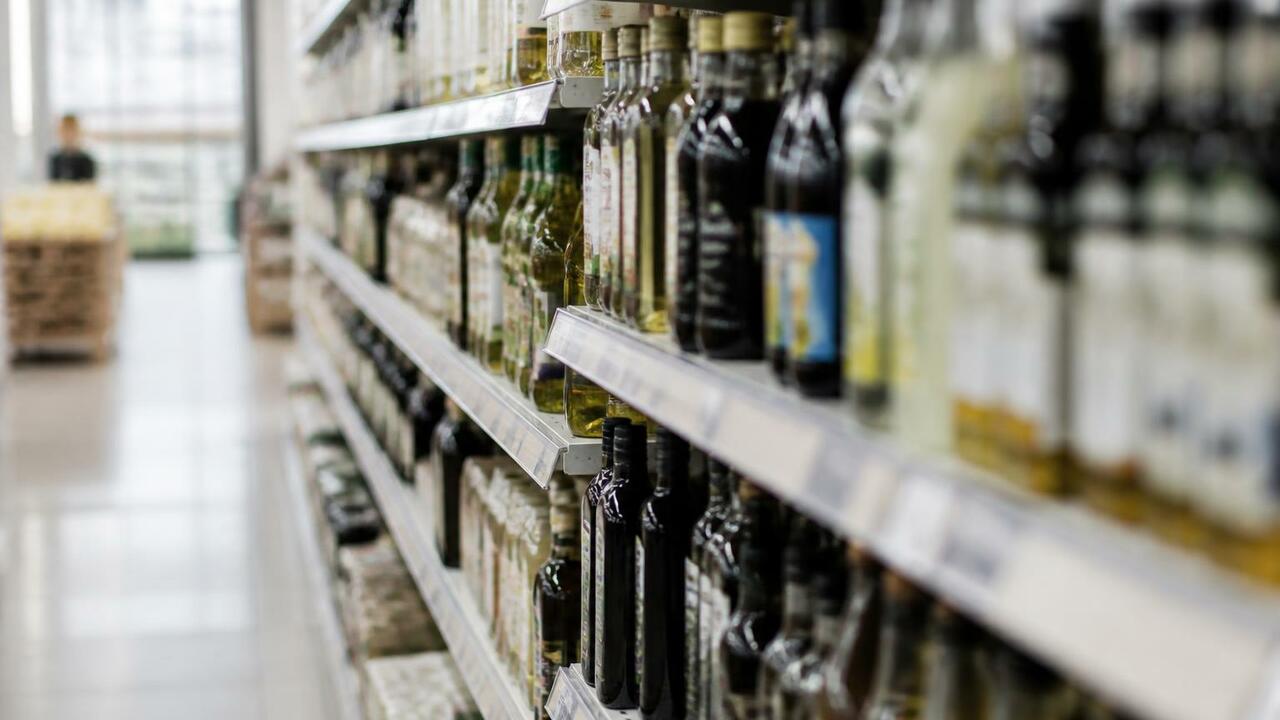 Продажу алкоголя 1 сентября ограничат в 60 регионах В День знаний, 1 сентября, в 60 российских реги...