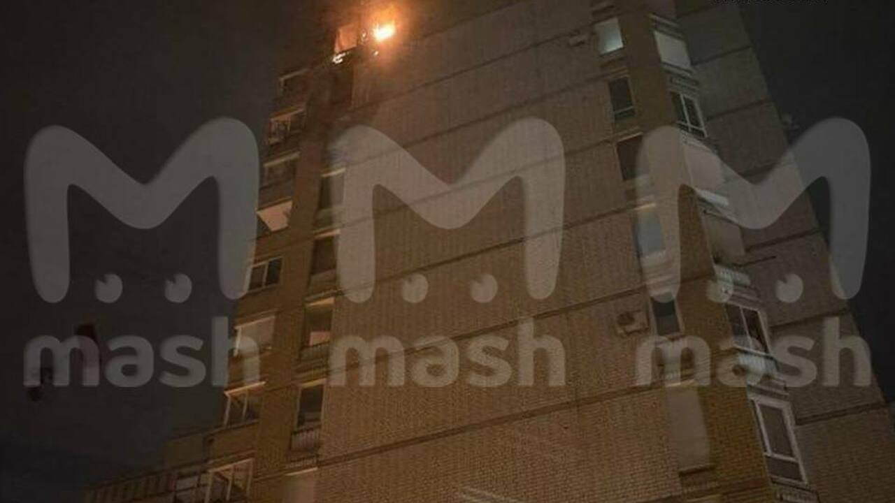 Квартира загорелась после попадания БПЛА в Волгограде Обломки беспилотника попали в квартиру на 11 эт...