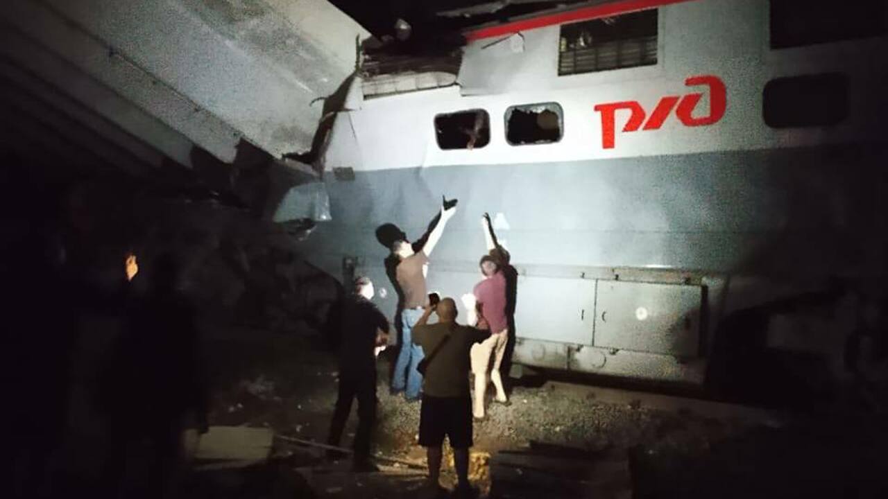В Брянской области в результате подрыва моста рухнул поезд, есть погибшие Этой ночью перед поселком Выгоничи в Брянской о...