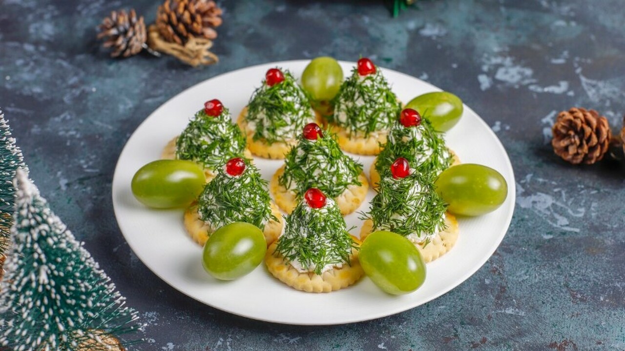 Очень празднично: закуска «Ёлочки» готовится быстрее, чем салаты - съедается с большим аппетитом Российский новогодний стол — это настоящее кули...