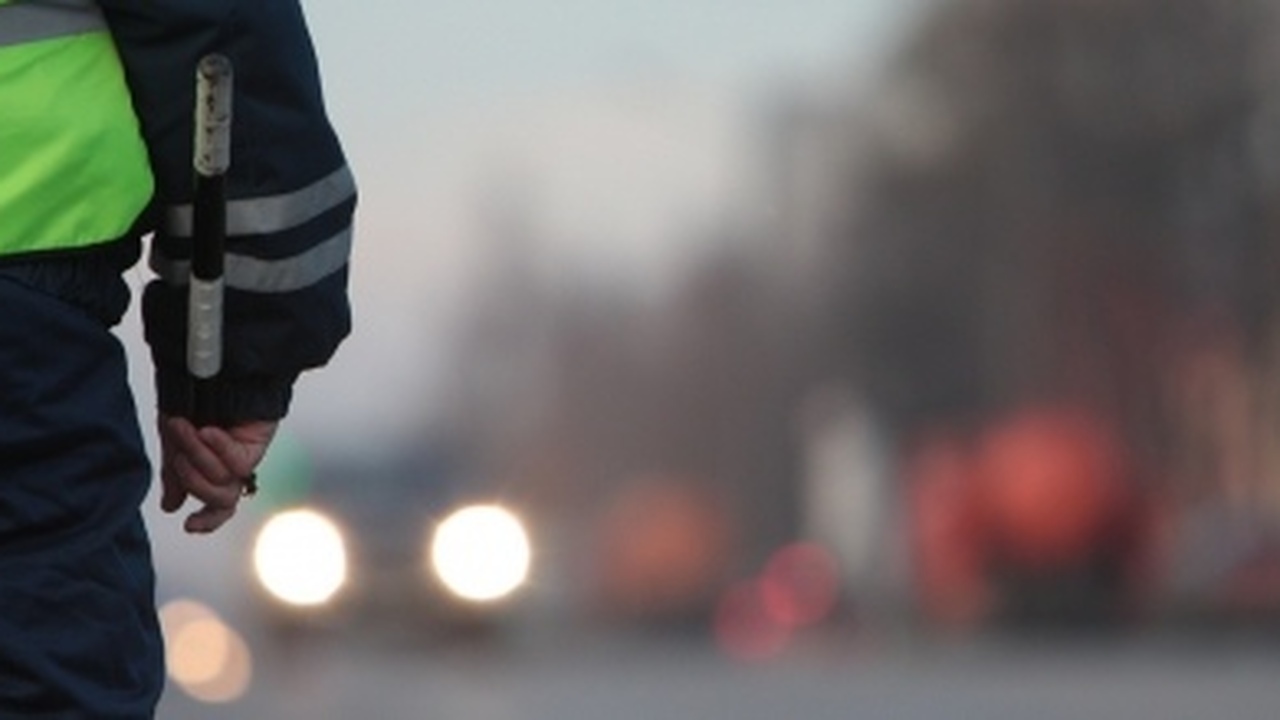 Остановил инспектор ГИБДД, а сзади пассажир не пристегнут - сразу выписывают штраф: как нужно вести себя по закону Штраф за непристёгнутого пассажира: кто виноват...