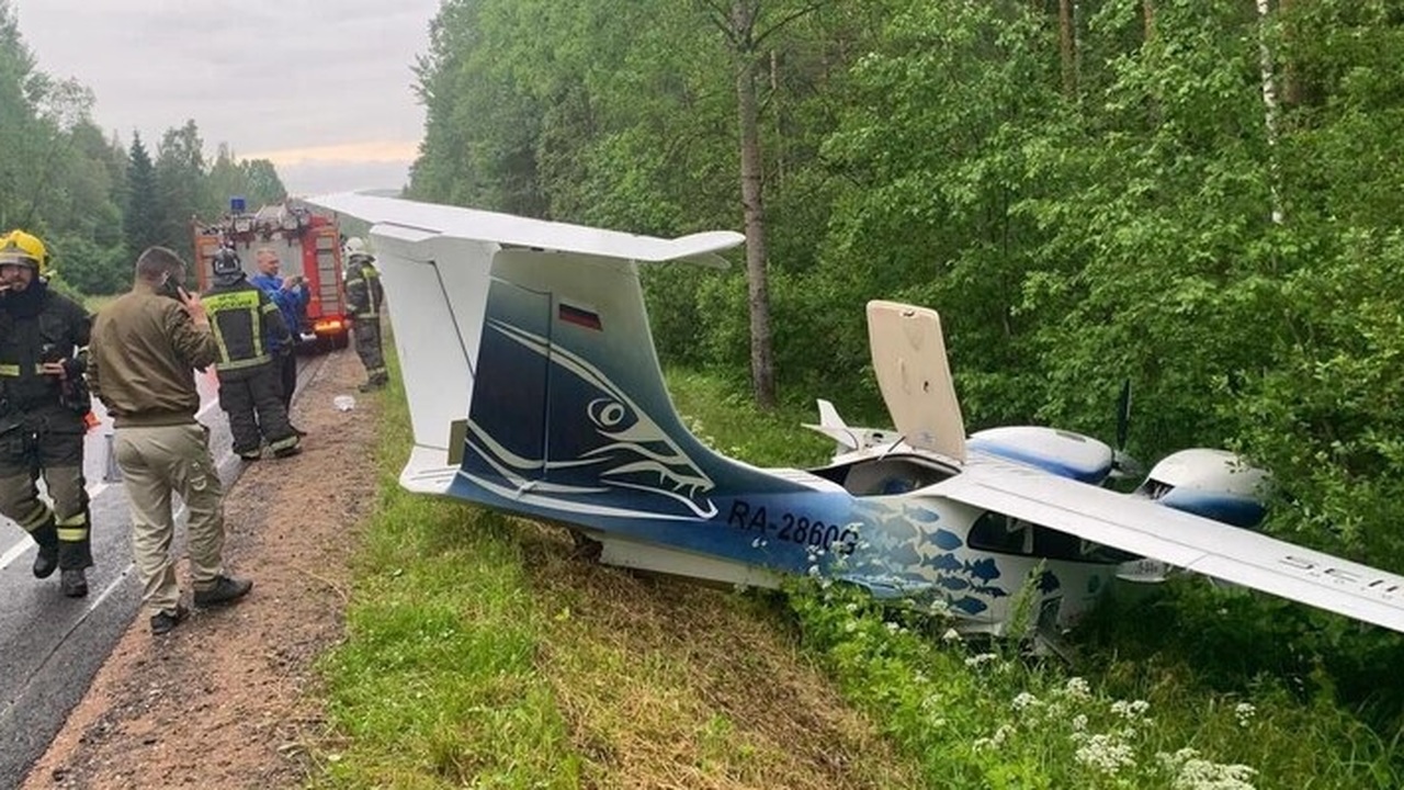 Самолет сел на автомобильную трассу в Ленобласти В Ломоносовском районе Ленинградской области, в...
