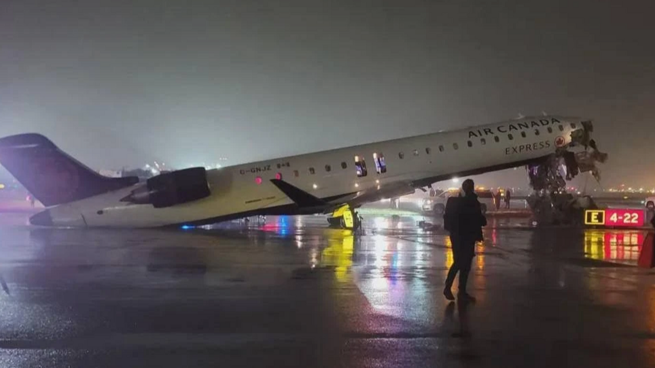 13 человек пострадали в столкновении самолета с пожарной машиной В аэропорту Нью-Йорка столкнулись самолёт и пож...