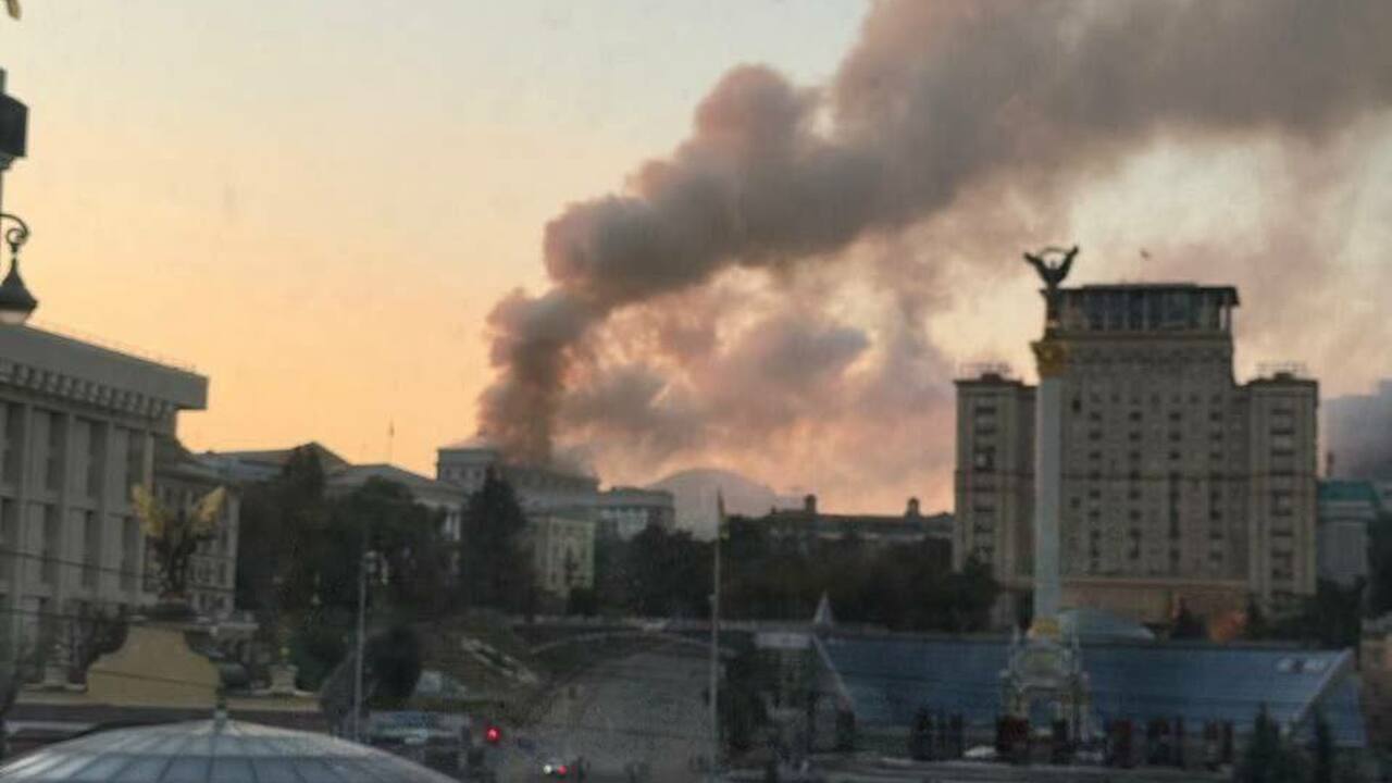 В Киеве после рекордной атаки Российской армии горит здание правительства Украины В Киеве утром загорелось здание Кабмина. Дым ше...