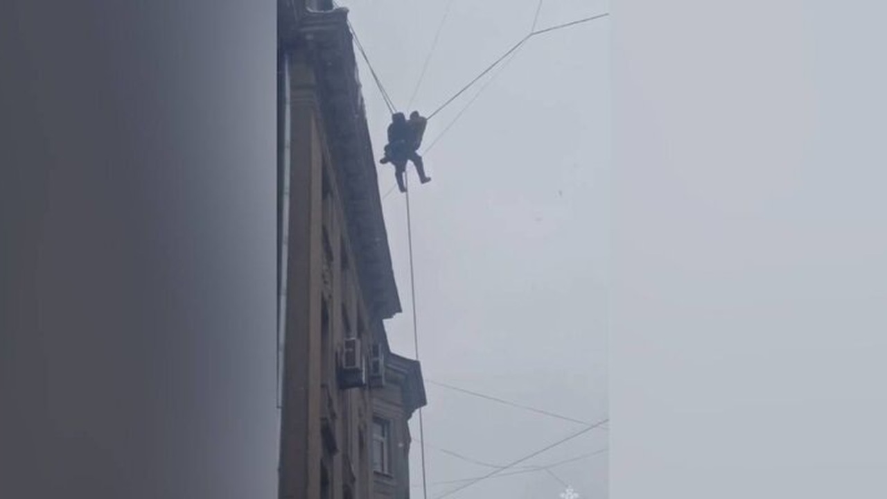 Рабочий, убиравший снег с крыши дома на улице П...