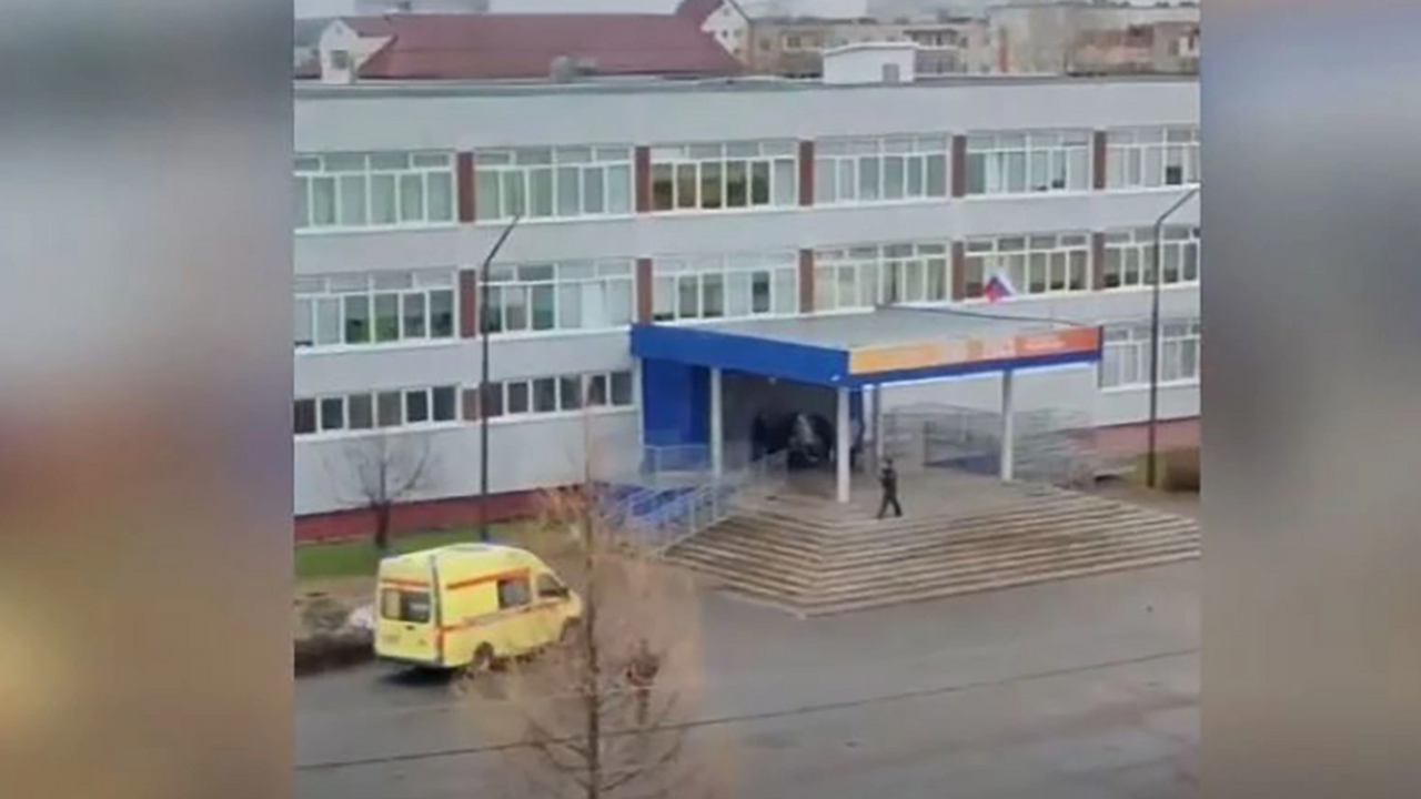 Что известно к этому часу о трагедии в Пермском крае? В пермском городе Добрянка подросток с ножом на...