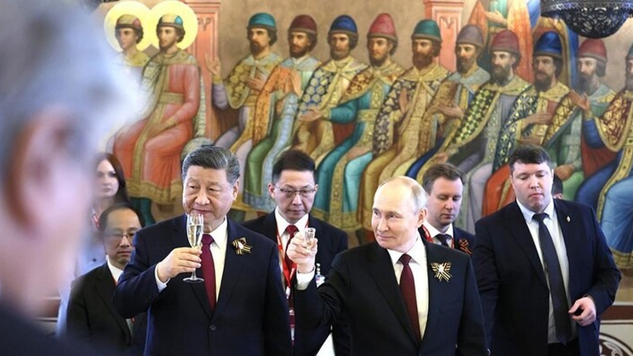 Путин на приеме в честь 80-летия Победы поднял тост за поколение победителей Президент России Владимир Путин на торжественно...