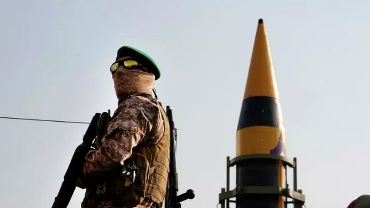 В Тегеране сообщили о гибели командующего ВМС КСИР Ирана Тангсири В Тегеране сообщили о гибели командующего ВМС К...