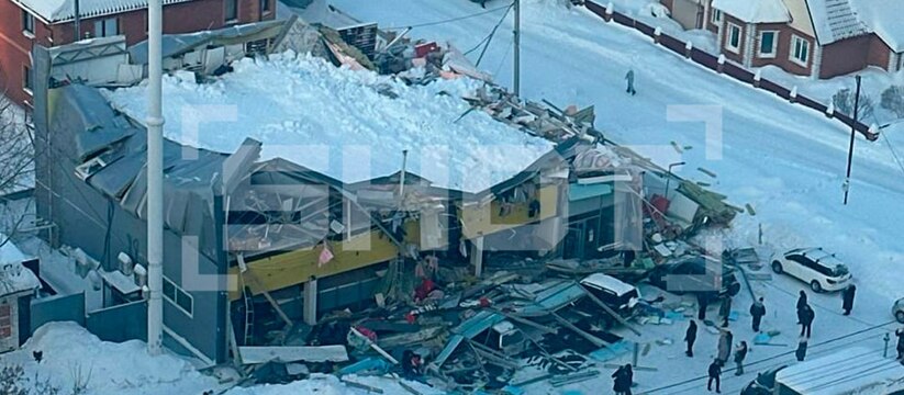 Крыша ТЦ обрушилась из-за снега в Новосибирске....