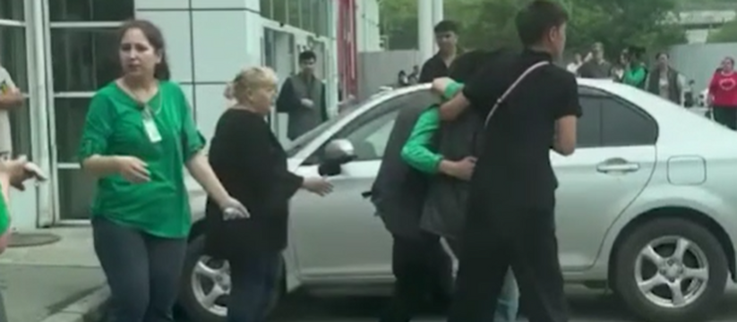 Утечка неизвестного газа произошла в супермарке...
