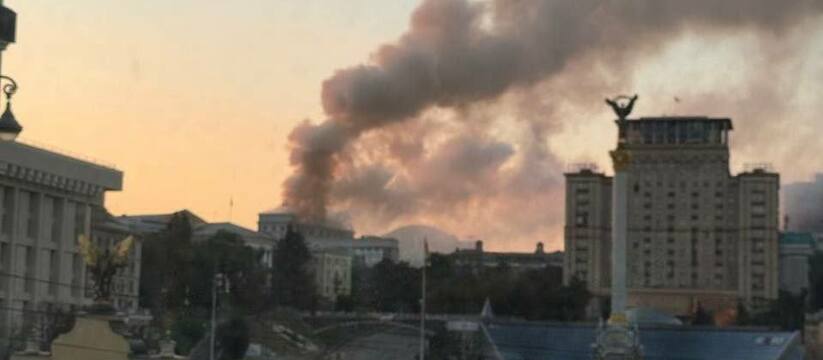 В Киеве утром загорелось здание Кабмина. Дым ше...