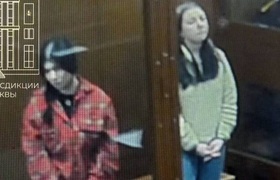 Суд отправил в колонию двух девушек, которые до...