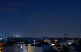 Цепочка неизвестных огней пролетела в небе над ...