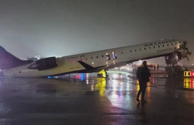 13 человек пострадали в столкновении самолета с...